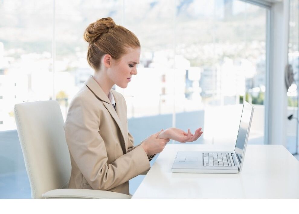 Symptoms of arthrosis of the joints of the hands due to work on the computer