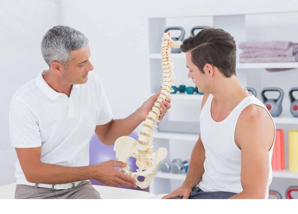 The doctor shows the patient's arthrosis of the spine